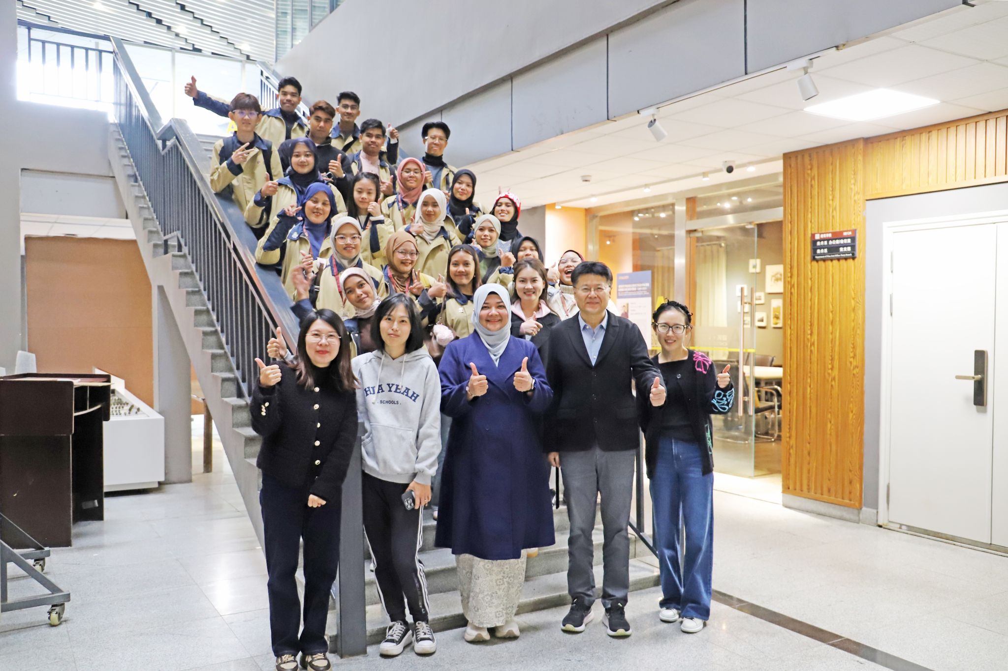 马来亚大学师生代表团到访九色视频
